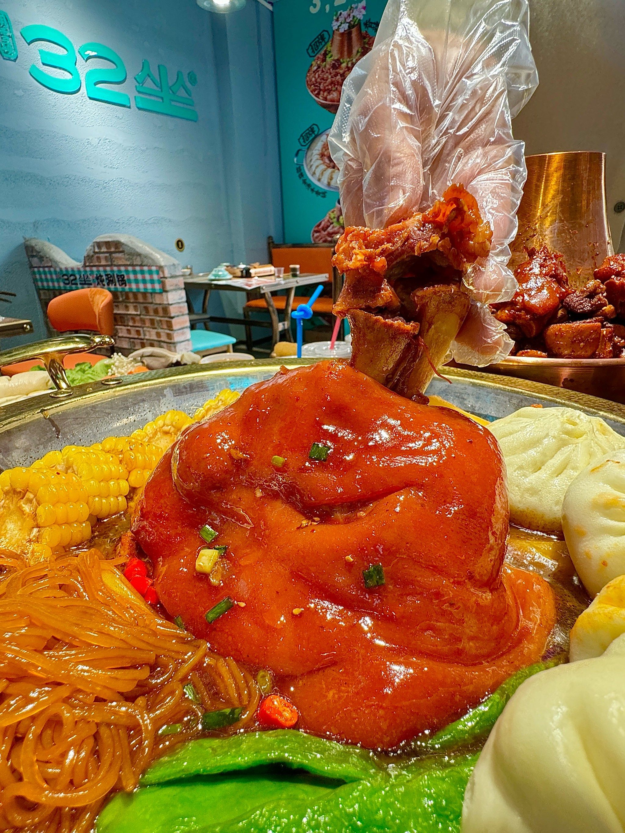 框框炫两碗饭!还有铁锅炖肘子包子 这锅老带劲了!