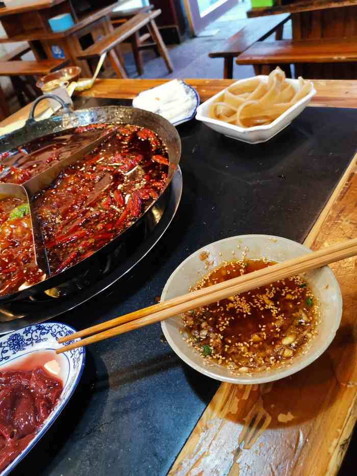 奔驰老火锅"这是自己经常去的一家店,在石坪桥周边可能.