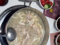-洪氏嗨捞·广东猪肚鸡·椰子鸡火锅(西咸万象城店)