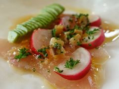 皇帝鱼刺身配牛油果和小红萝卜-Jean Georges