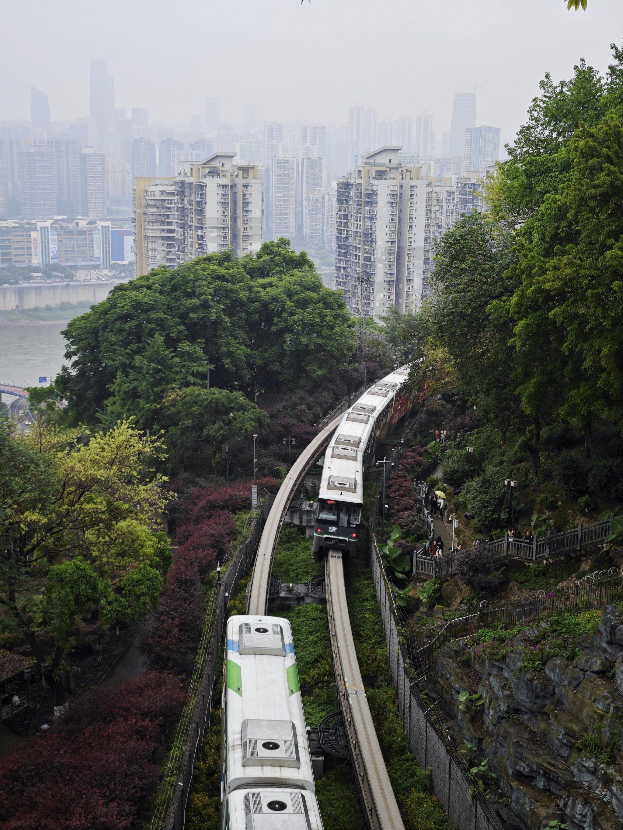 崖线现在已经从渝中区的鹅岭,通到了沙坪坝的小龙坎