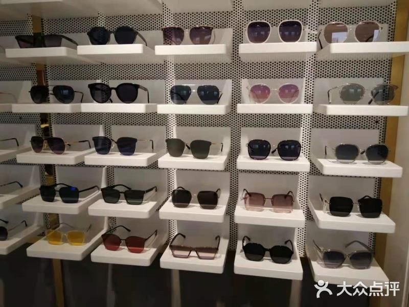 刚好他前两天来这里买了个太阳镜，问我要不要也买一个