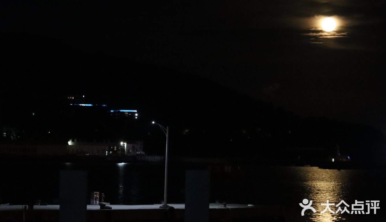 中秋夜看月出东方 从山后升起倒映在水中