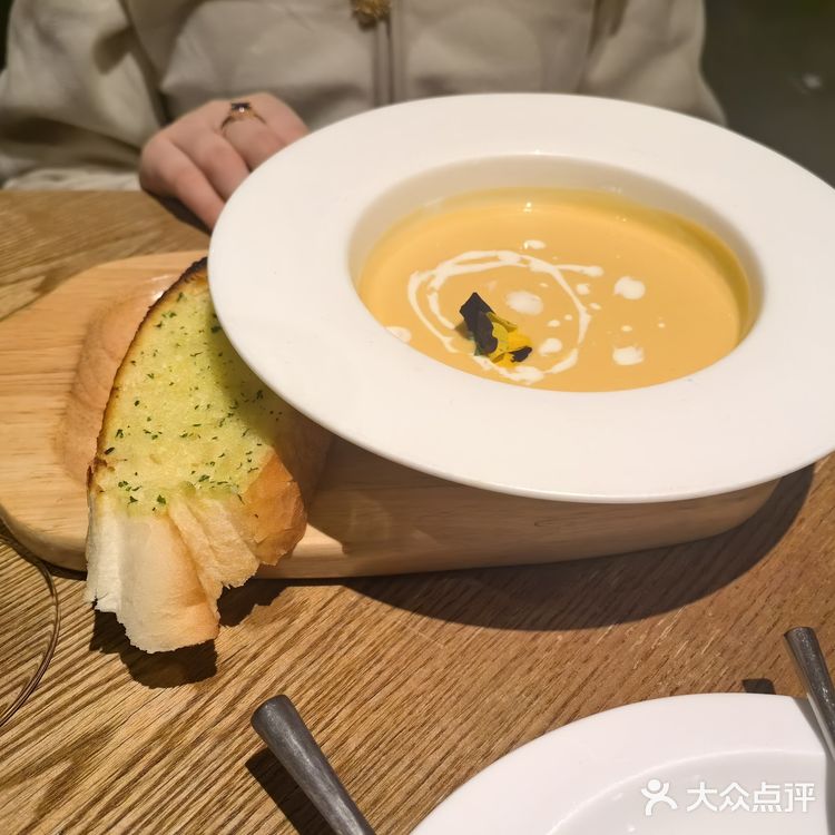 浪漫夜晚的美食约会