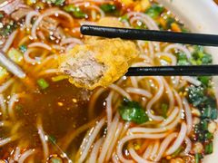 -爆炸头阿姨小四川正宗川味小吃(无任何分店)