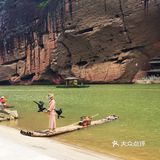 令我惊喜的是第一次看到开在悬崖边上的野百合