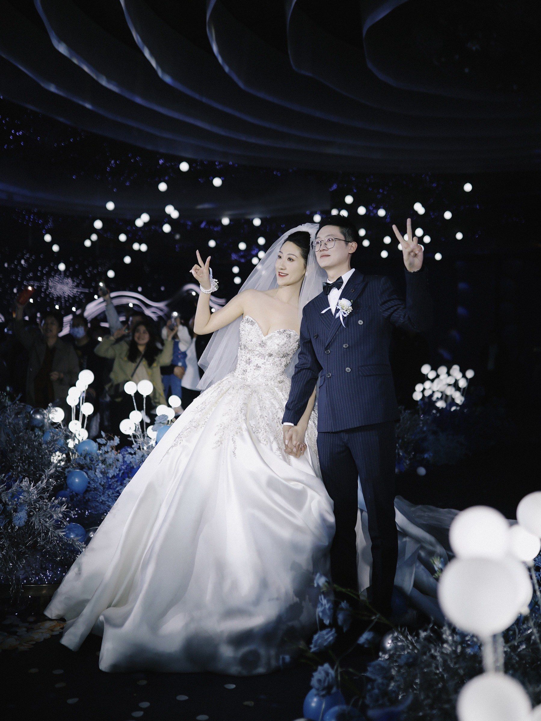 在场内打造了一个 苍穹如幻境般深邃的星空婚礼