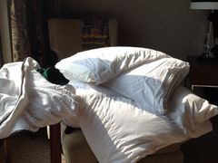 正在铺床-澳门十六浦索菲特大酒店