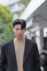 -一家只做男发烫染的店