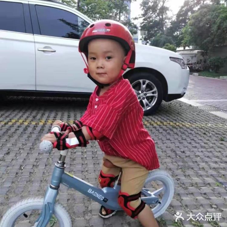 骑平衡车可以让小孩儿变得更加的优秀。