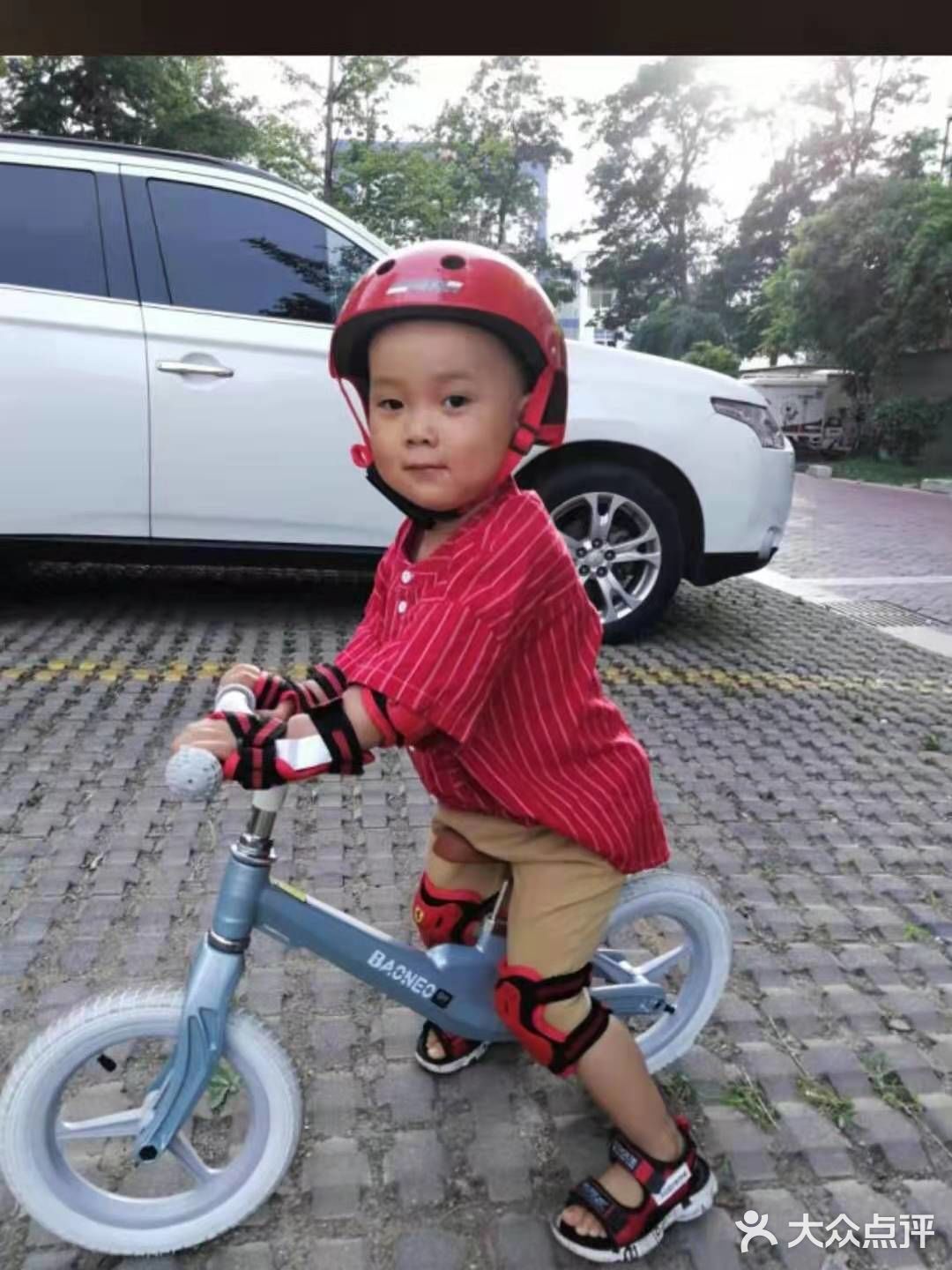 骑平衡车可以让小孩儿变得更加的优秀。