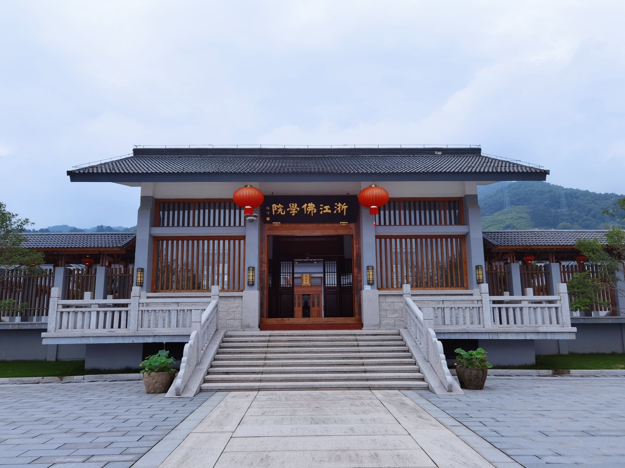 浙江佛学院在溪口雪窦山风景区边上,学校造