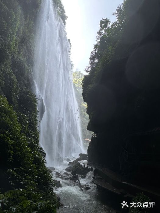 古龙山大峡谷图片