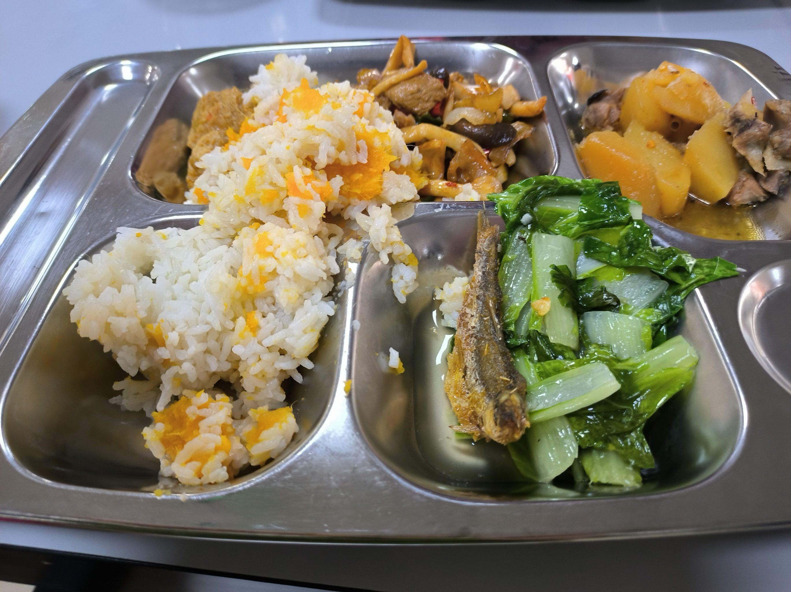 食堂一餐16服了