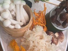 -洪氏嗨捞·广东猪肚鸡·椰子鸡火锅(西咸万象城店)