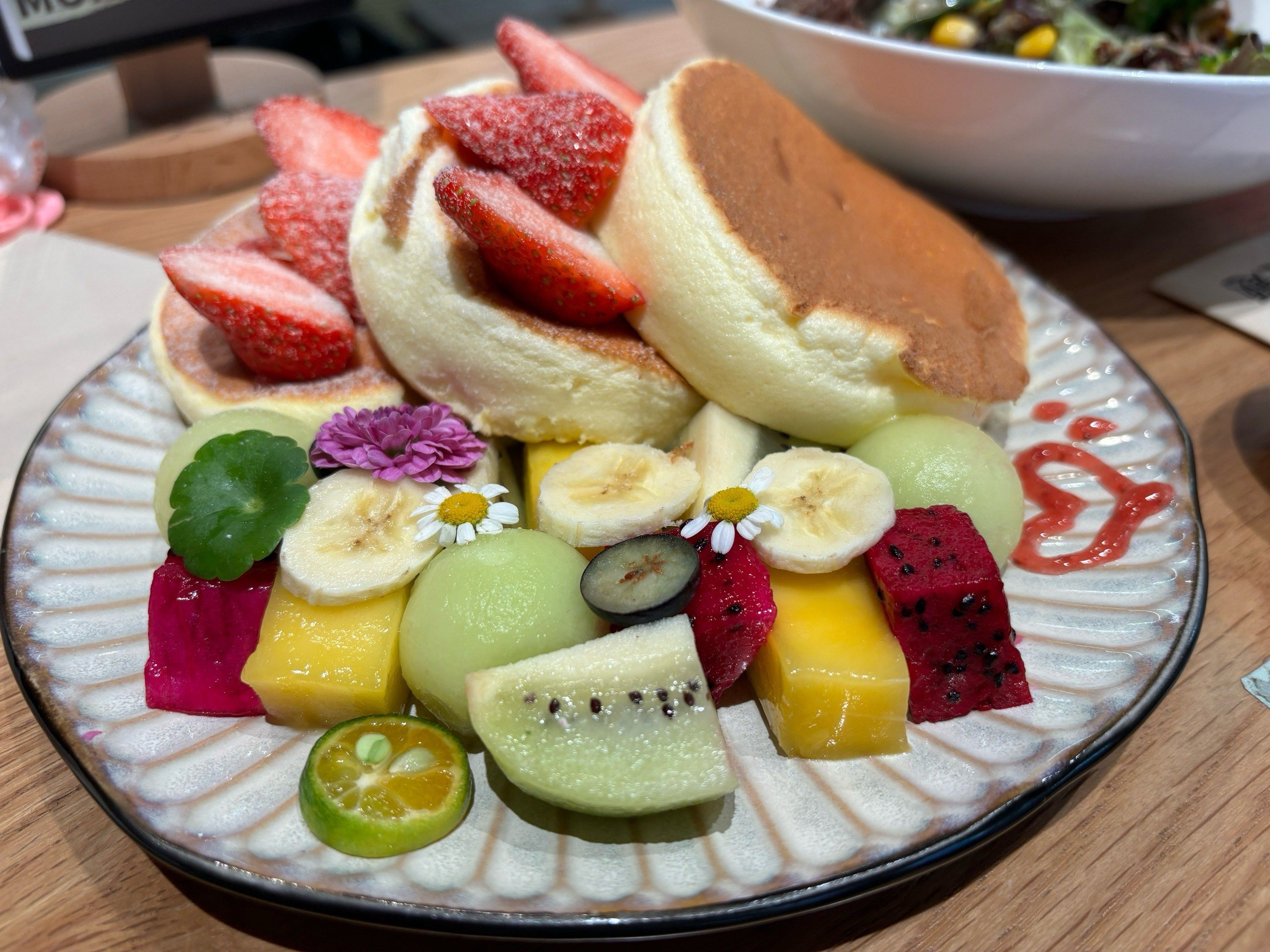 n草莓松饼很好吃,摆盘也很好看,口感不比木从九差.