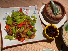 皱皮椒炒牛肝菌-缘生态云南菜·野生菌庭院餐厅(华侨城店)