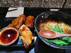 脆皮鸡腿面-贡梅老面馆·蟹粉面·无锡特色小吃(南长街主推店)