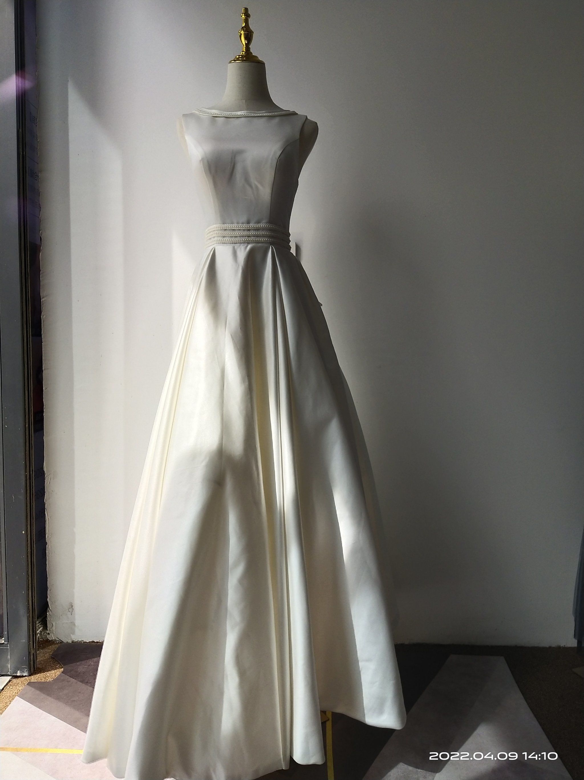 白色缎面礼服