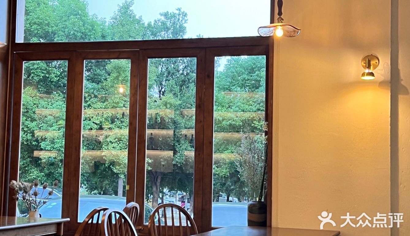 南阳探店下午茶 树下沐屋 超出片的旋转楼梯