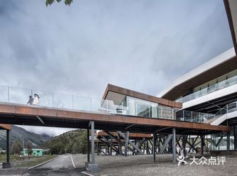 我们参考了很多当时的影像资料并将自己的设计喜好融入其