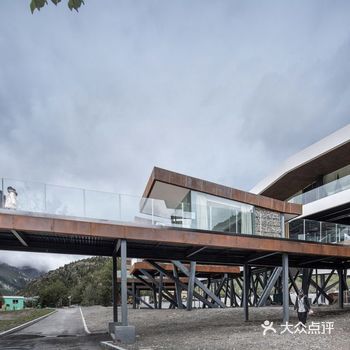 我们参考了很多当时的影像资料并将自己的设计喜好融入其