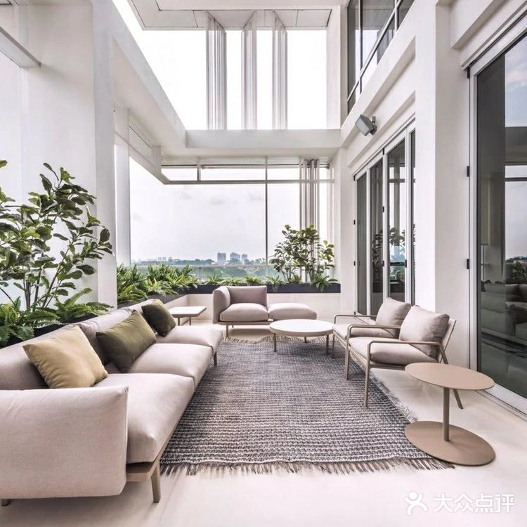 让·努维尔在新加坡设计的公寓楼，豪宅也有清新的画风  