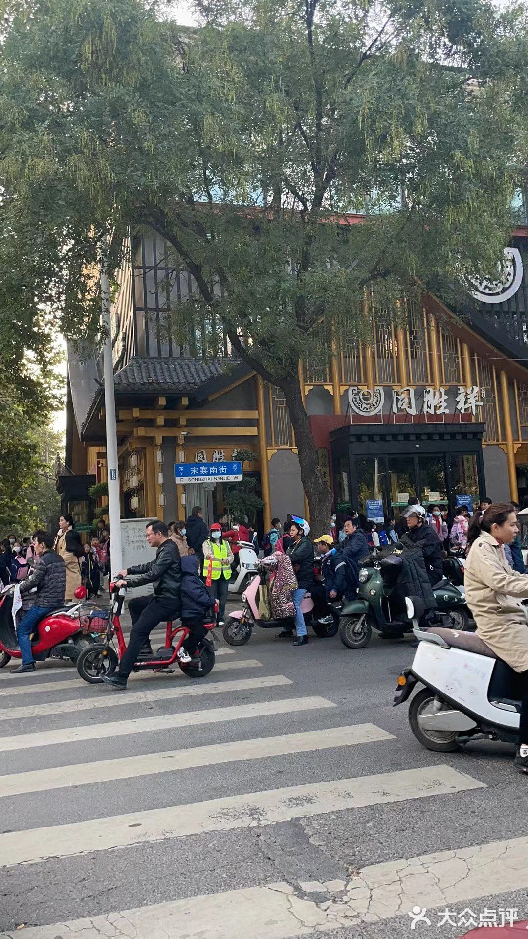 这家店的羊肉泡馍真是让我惊喜不已！