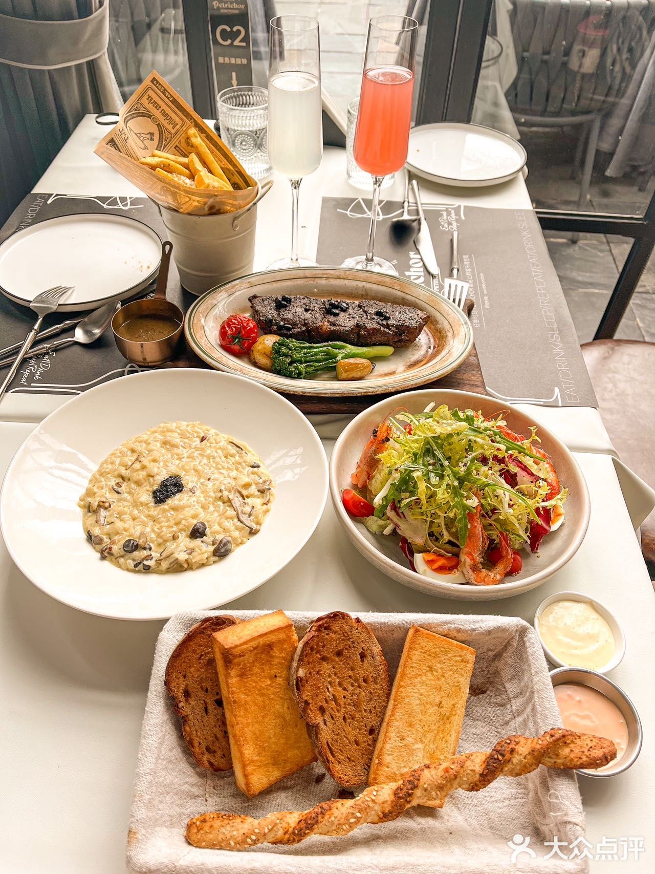 想不到武汉居然也有这么浪漫的地方～圣诞氛围也太美了吧～