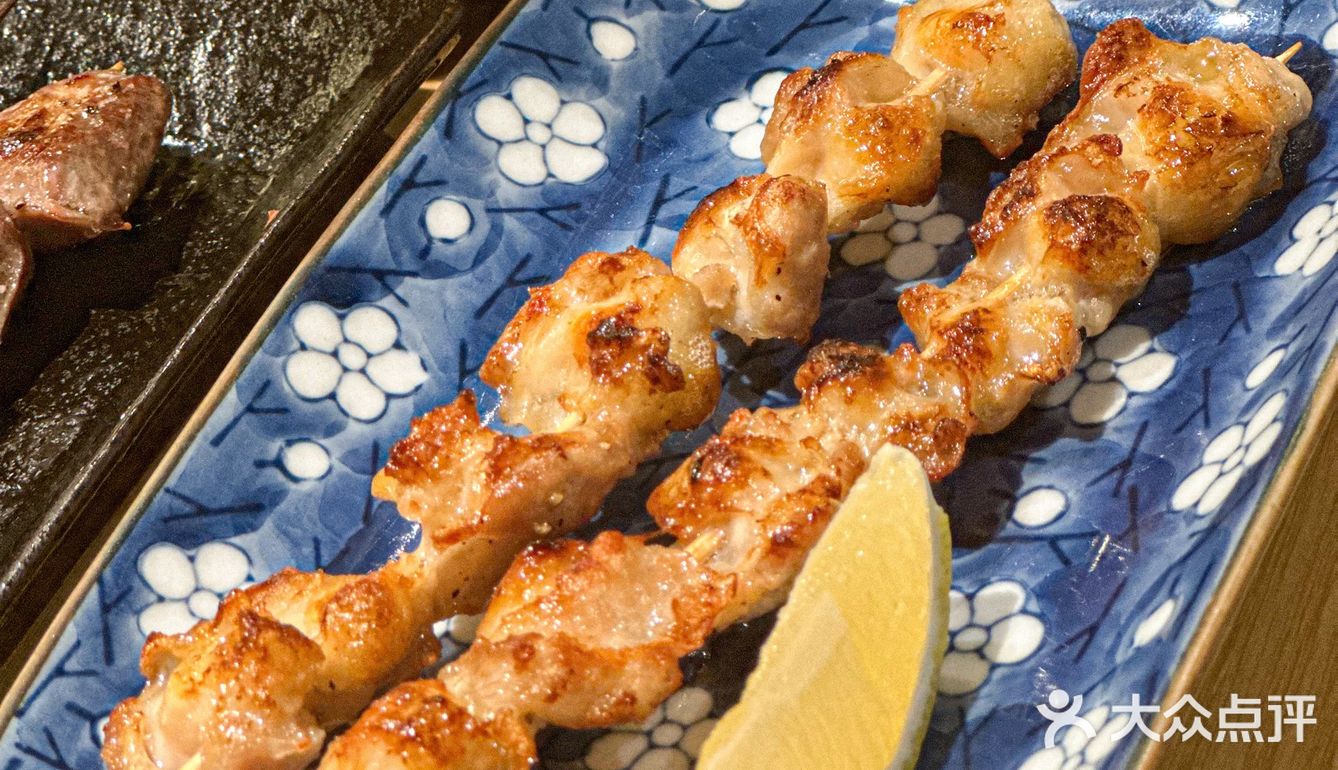 想要尝试正宗日本料理吗？南海大道有一家超级受欢迎的炭火烧居酒