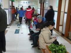 中老年人坐在无靠背的长凳上疲惫bu'ka-六里屯社区卫生服务中心体检中心