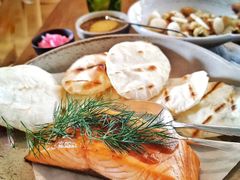 烟熏三文鱼配烤饺子皮和芥末籽酱-BOR Eatery(安福路店)