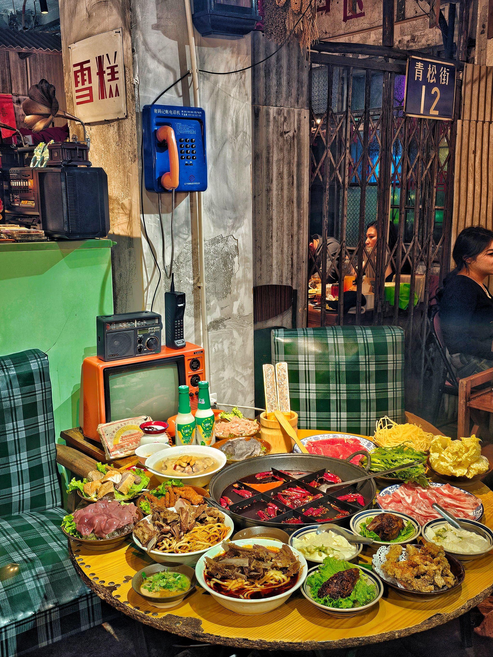 80年代复古📸火锅店🆕在港片里啃蹄花火锅