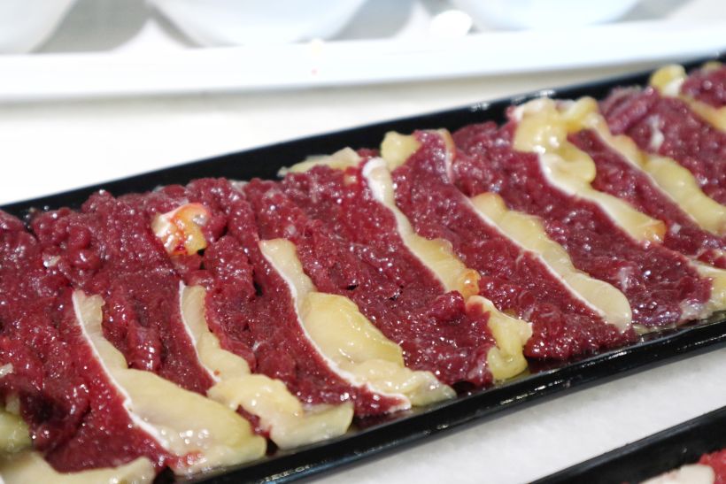 「吊龙」牛里脊的侧边,微微带肥肉,肉质软嫩.建议涮8秒.