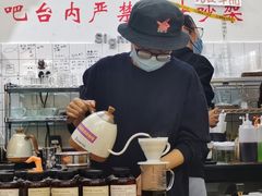 咖啡师制作手冲咖啡-无牌咖啡&酒馆