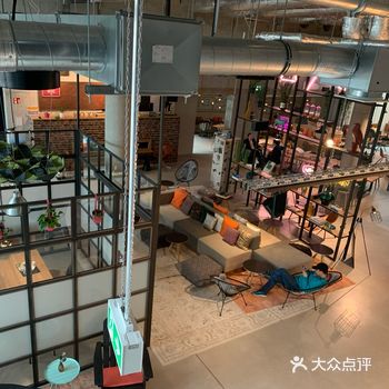 白天很适合看书学习，晚上会变成小酒吧