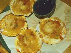 烤扇贝-何师烧烤·香辣蟹·川菜·30年老品牌(太古里旗舰店)