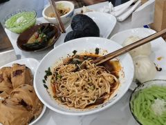 -李与白包子铺(桐梓林店)