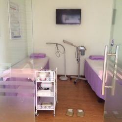 -苗方清颜专业祛痘养生