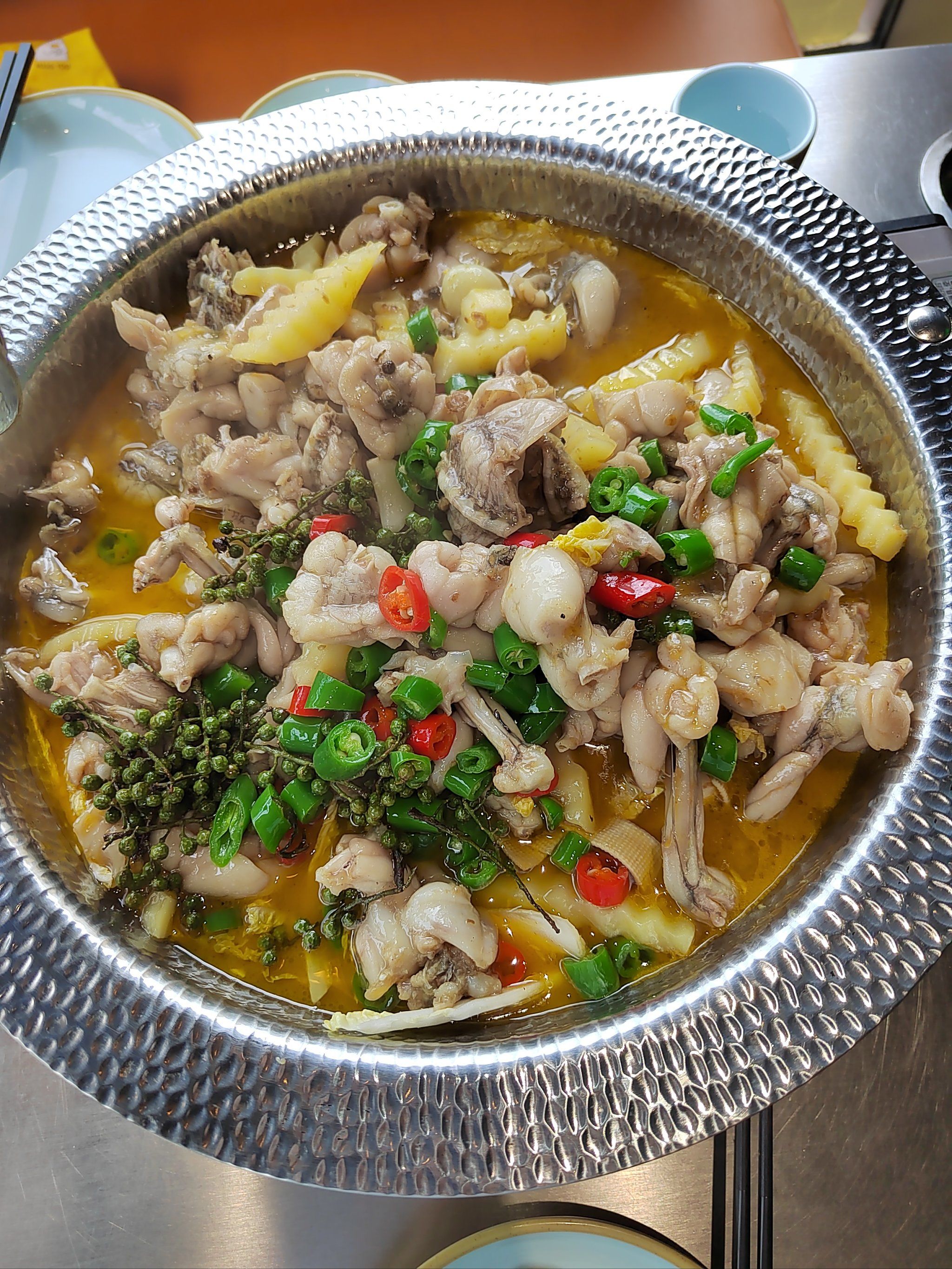 牛蛙这家店特色是纸包鱼,羊蝎子,牛蛙,小龙虾