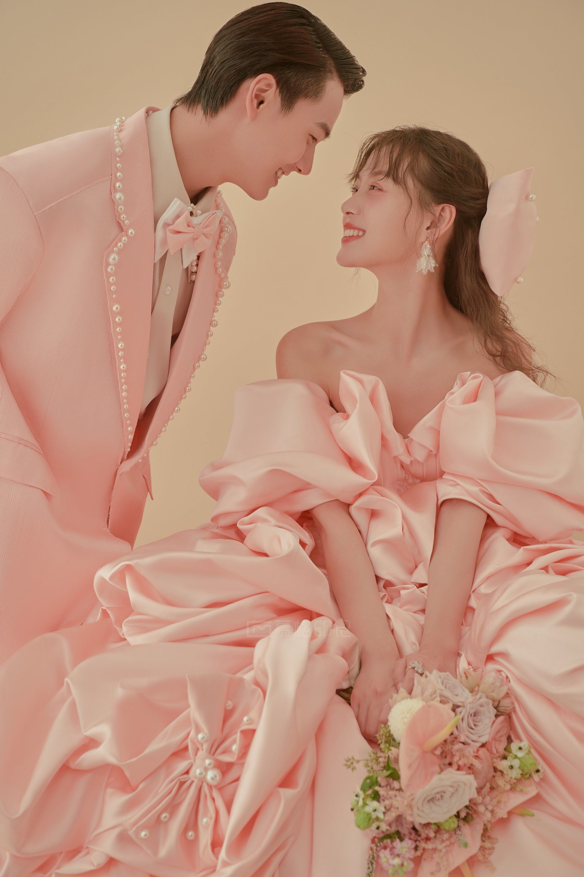 美到犯规💕公主们都喜欢的粉色室内婚纱照