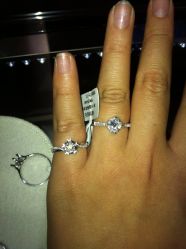 试了两款，选了雪花的，蛋糕款有点大-威德钻石-克拉钻大本营(南京东路店)