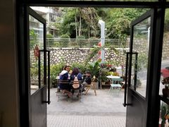 -彳亍咖啡·这里(水湾路店)