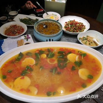 闺蜜生日出来吃饭，今天见到餐饮行业特大的盘子大家可以