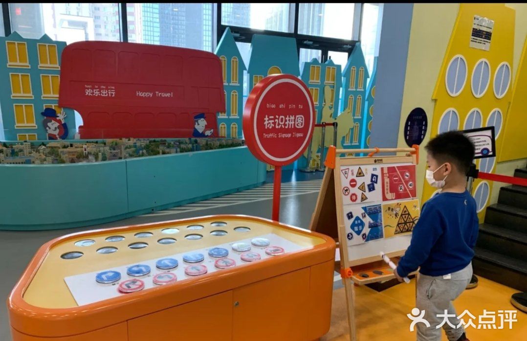 158跟孩子一起体验海盗船的刺激 