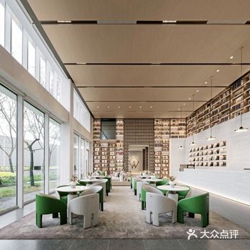 洽谈区的顶面天花、立面书柜墙皆由沙盘区和水吧区一体延