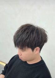 -一家只做男发烫染的店