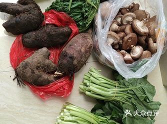 菜芯还有各种豆豆。怕不够还买了花菜和青菜，太感动了