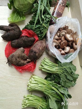 菜芯还有各种豆豆。怕不够还买了花菜和青菜，太感动了