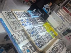 -美式眼镜·授权蔡司.依视路.尼康.豪雅.明月(人民广场店)